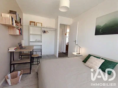 Schlafzimmer; holzboden, tageslicht, moderner stil