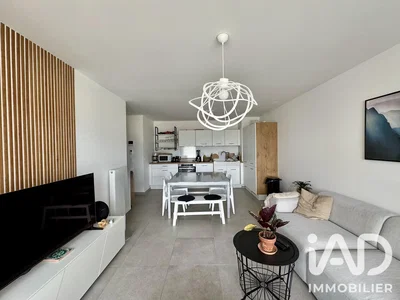 Wohnzimmer; fliesenboden, tageslicht, moderner stil