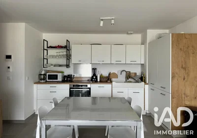 Küche; küchengeräte, holzboden, tageslicht, moderner stil