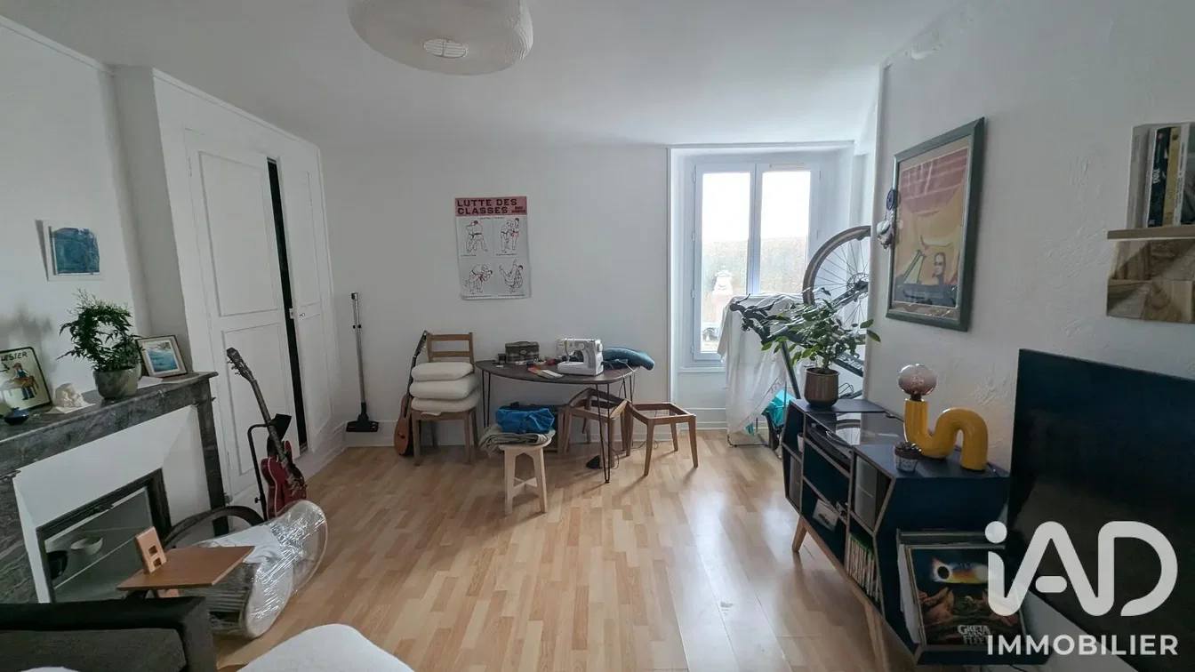 Wohnzimmer; holzboden, kamin, tageslicht, moderner stil