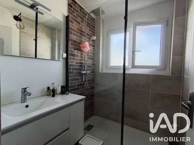 Badezimmer; fliesenboden, tageslicht