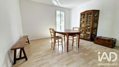 Wohnzimmer; holzboden, tageslicht