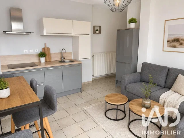 Wohnzimmer; küchengeräte, tageslicht, moderner stil, holzboden
