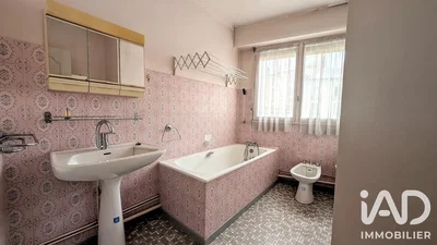Badezimmer; fliesenboden, renovierungsbedürftig, tageslicht