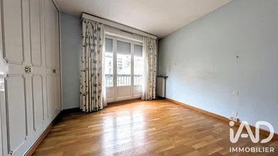 Schlafzimmer; holzboden, tageslicht