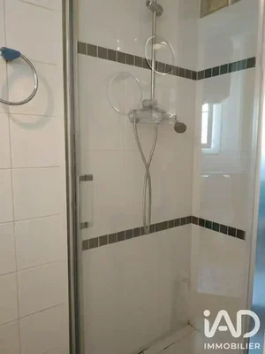 Badezimmer; fliesenboden, tageslicht, renoviert