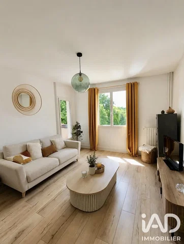 Wohnzimmer; tageslicht, holzboden, moderner stil