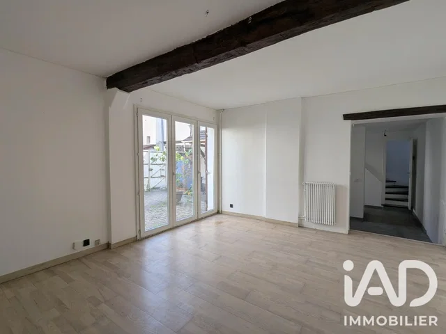 Wohnzimmer; holzbalken, fliesenboden, tageslicht
