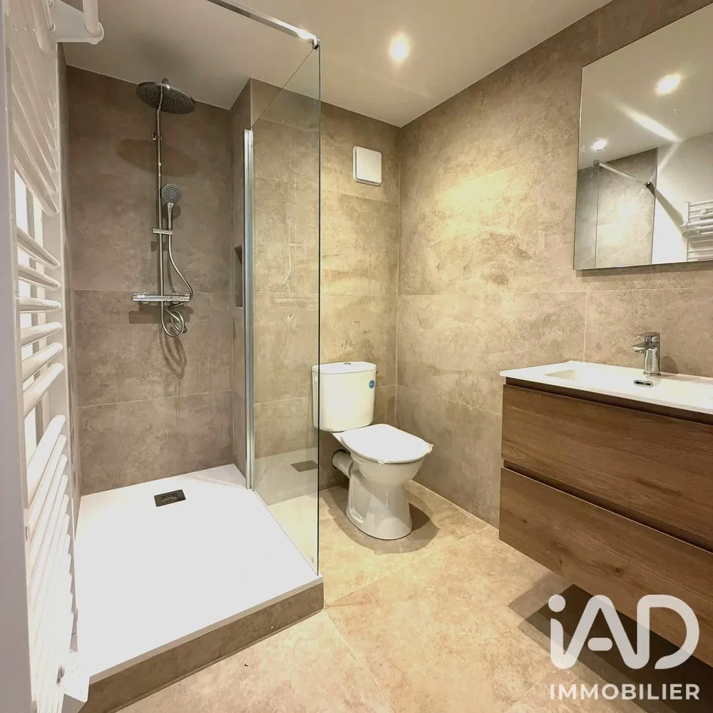 Toilette; fliesenboden, renoviert, tageslicht