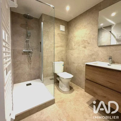 Toilette; fliesenboden, renoviert, tageslicht