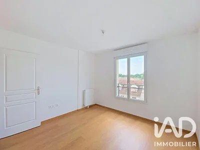 Schlafzimmer; holzboden, tageslicht, blick