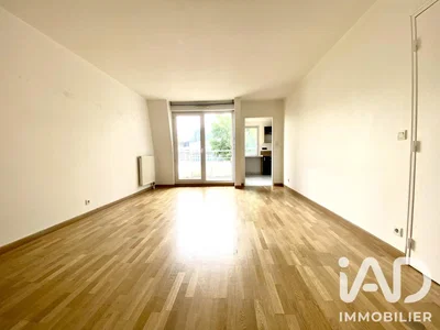 Wohnzimmer; holzboden, tageslicht