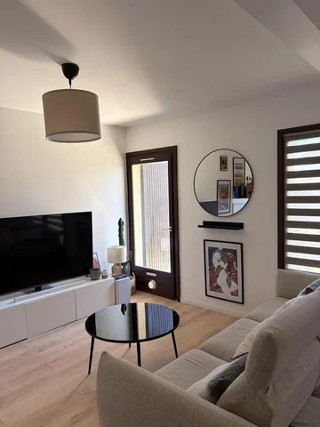 Wohnzimmer; holzboden, tageslicht