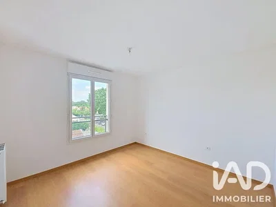 Schlafzimmer; holzboden, tageslicht, blick