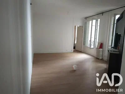 Wohnzimmer; holzboden, tageslicht
