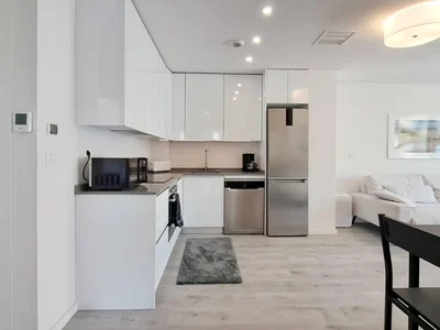 Cuisine; électroménager, carrelage, lumière naturelle