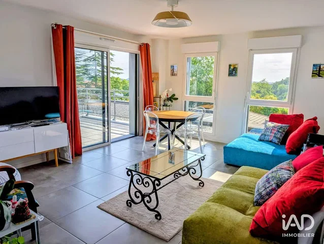 Wohnzimmer; fliesenboden, tageslicht, moderner stil