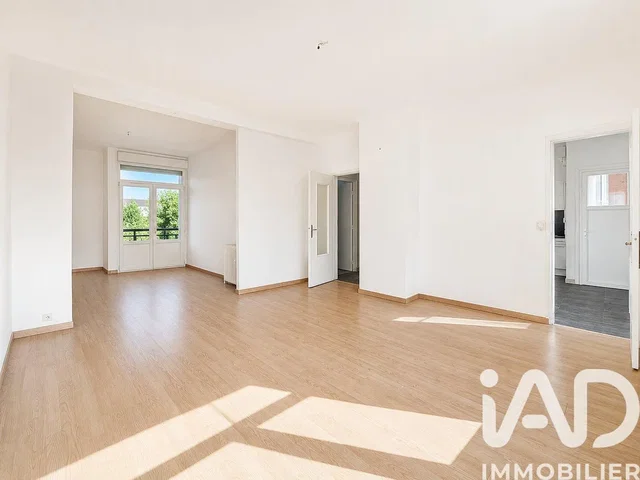 Wohnzimmer; holzboden, tageslicht