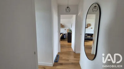Wohnzimmer; holzboden, tageslicht