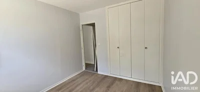 Schlafzimmer; holzboden, tageslicht
