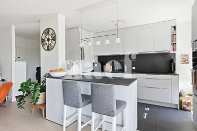 Cuisine; électroménager, carrelage, lumière naturelle, style moderne