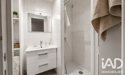 Badezimmer; fliesenboden, tageslicht, renoviert