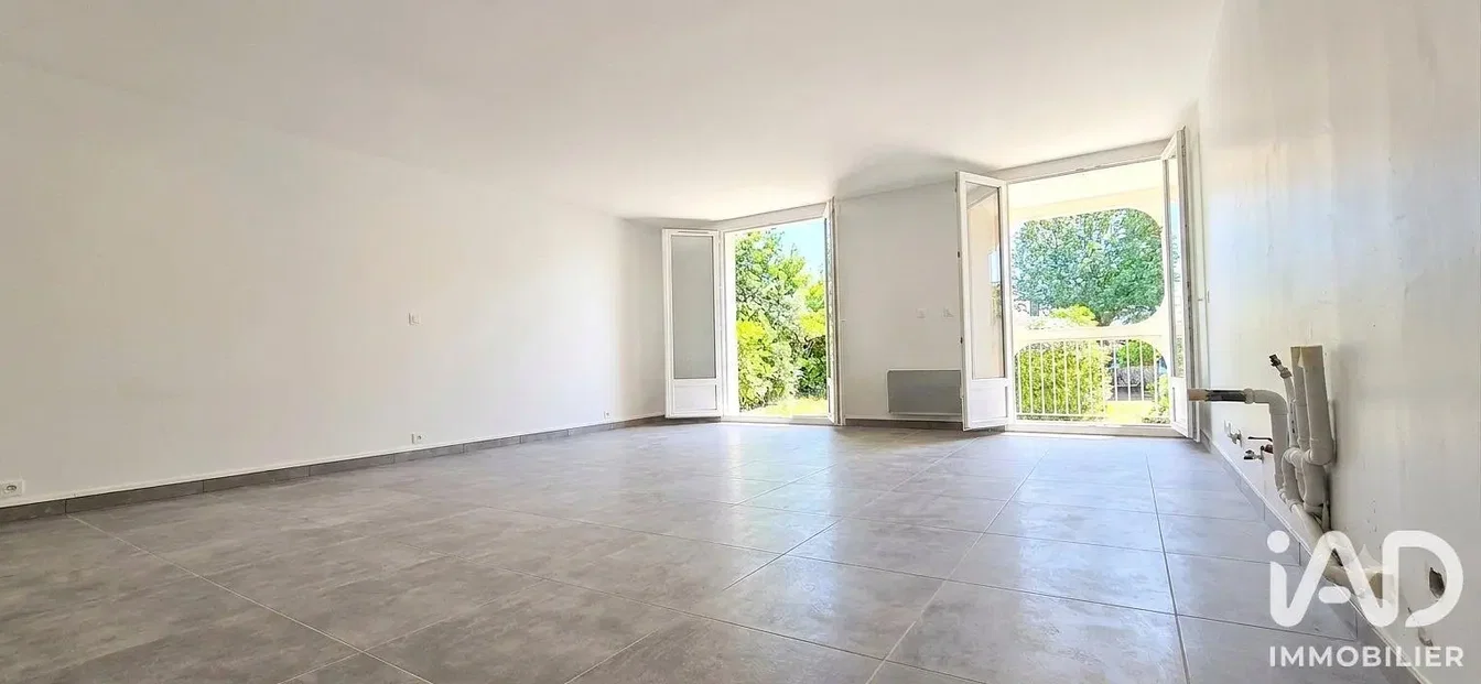 Wohnzimmer; fliesenboden, tageslicht, blick