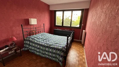Schlafzimmer; holzboden, tageslicht