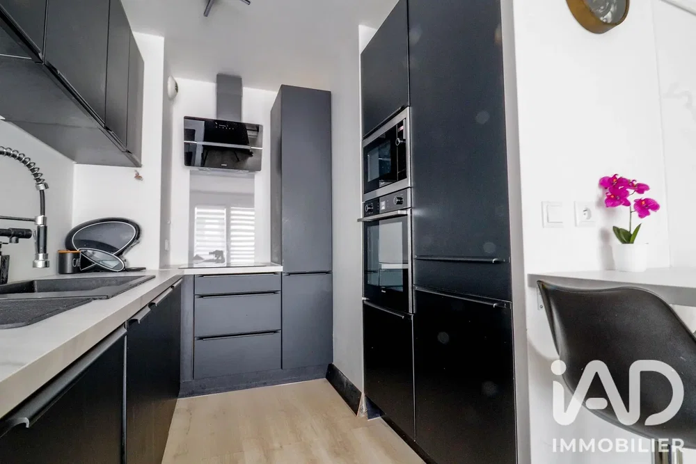 Küche; küchengeräte, holzboden, tageslicht, moderner stil