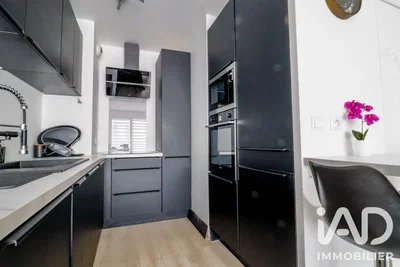 Küche; küchengeräte, holzboden, tageslicht, moderner stil