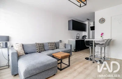 Wohnzimmer; tageslicht, holzboden, moderner stil