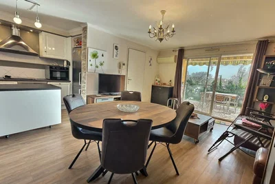 Wohnzimmer; blick, küchengeräte, tageslicht, holzboden, moderner stil