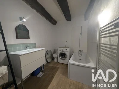 Toilette; fliesenboden, holzbalken, tageslicht