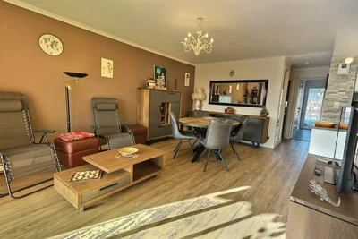 Wohnzimmer; holzboden, tageslicht, moderner stil
