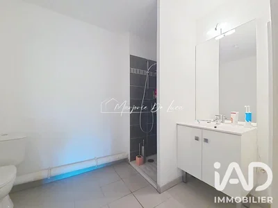 Toilette; fliesenboden, renoviert, tageslicht