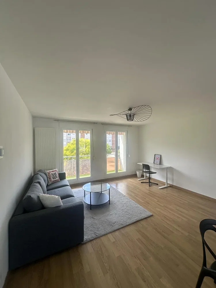 Wohnzimmer; holzboden, tageslicht, moderner stil
