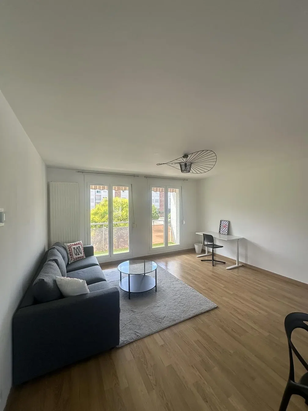 Wohnzimmer; holzboden, tageslicht, moderner stil