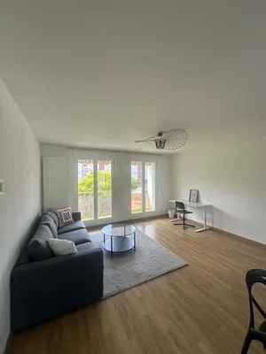 Wohnzimmer; holzboden, tageslicht, moderner stil