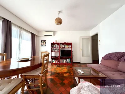 Living room; wood floor, natural light, rustic style
