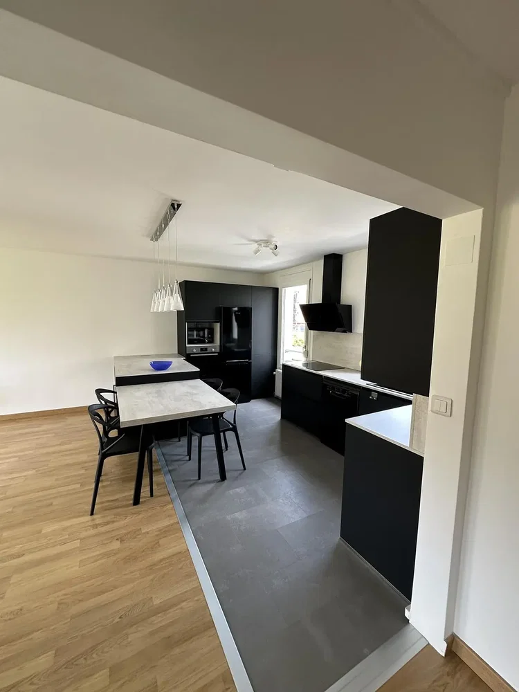 Küche; küchengeräte, holzboden, fliesenboden, tageslicht, moderner stil