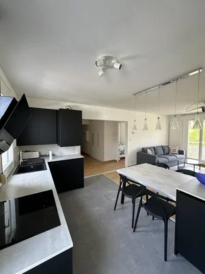 Wohnzimmer; küchengeräte, holzboden, tageslicht, moderner stil