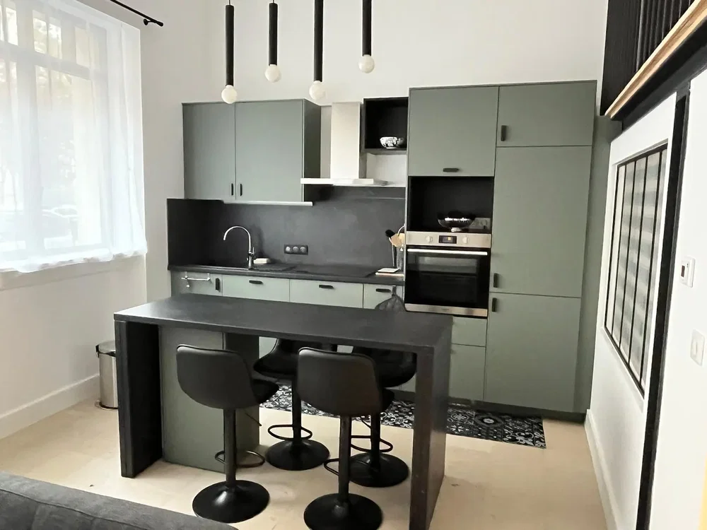 Küche; küchengeräte, tageslicht, moderner stil