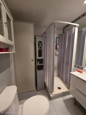 Toilettes; carrelage, nécessite rénovation