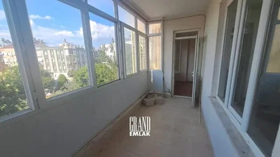 Balcon; vue, carrelage, lumière naturelle