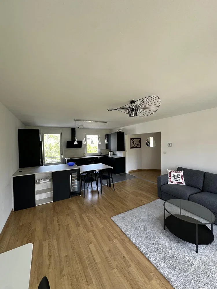 Wohnzimmer; holzboden, tageslicht, moderner stil