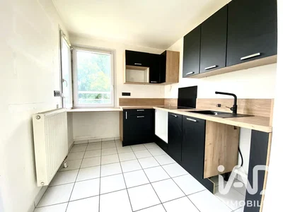 Küche; fliesenboden, küchengeräte, tageslicht