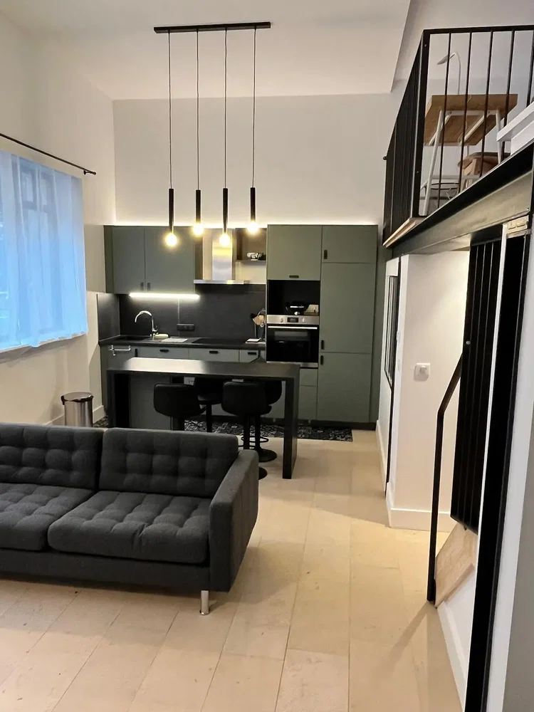 Wohnzimmer; küchengeräte, holzboden, tageslicht, moderner stil