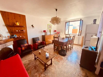 Wohnzimmer; holzbalken, tageslicht, rustikaler stil, fliesenboden