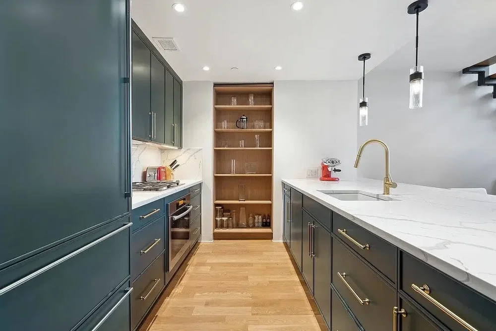 Cuisine; électroménager, parquet, lumière naturelle, style moderne