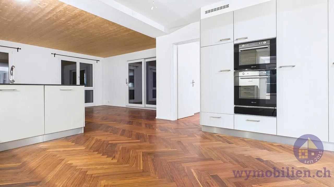 Cucina; elettrodomestici, pavimento in legno, luce naturale